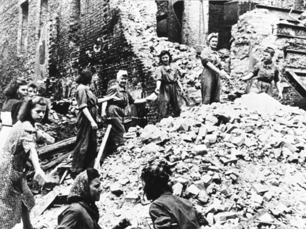 Trümmerfrauen in Koblenz, 1944