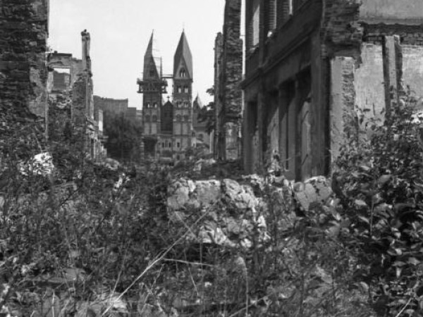 Trümmergelände, im Hintergrund hat der Wiederaufbau der Kastorkirche begonnen, 1946