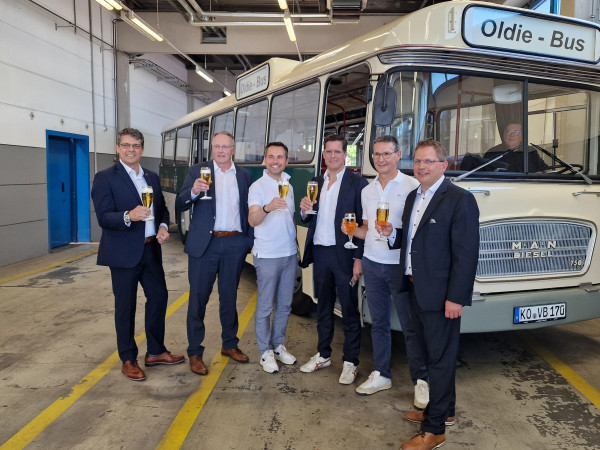 (v. l. n. r.): Marc Maubach (MAN-Regionalleiter), Hansjörg Kunz (Koveb-Geschäftsführer), Oberbürgermeister David Langner, Stadtratsmitglied Christian Altmaier, Michael Stumpf (Bitburger-Vertriebsleiter) und Lars Hörnig (Koveb-Geschäftsführer) präsentierten am Freitag den restaurierten Oldie-Bus.
