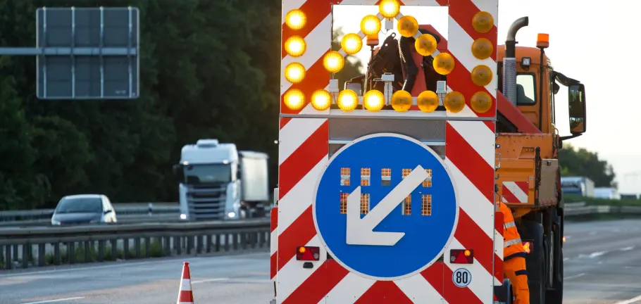 Verkehrsregelung an einer Baustelle, Symbolbild