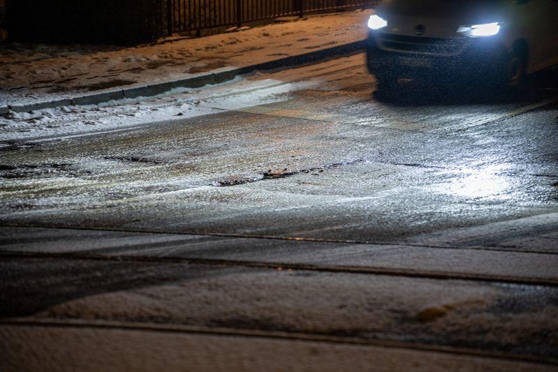 Verkehrsteilnehmer müssen mit glatten Straßen rechnen. (Archivbild) Verkehrsteilnehmer müssen mit glatten Straßen rechnen. (Archivbild)