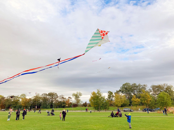 Viele bunte Flugobjekte sollen am Sonntag beim Drachenfest auf dem Festungsplateau in die Lüfte steigen. Zeitgleich laden das Kulturzentrum Festung Ehrenbreitstein und das Landesmuseum Koblenz zum Herbstvergnügen ein.
