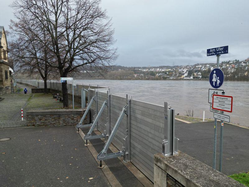 Viele Koblenzer kennen sie längst: Die mobile Hochschutzmauer, die bei stärker steigenden Flusspegelständen errichtet wird. (Archivbild)