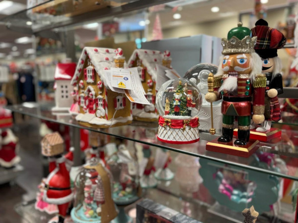 Vom klassischen Nussknacker bis hin zum roten Weihnachtsschlitten und natürlich Lebkuchenhäuser.