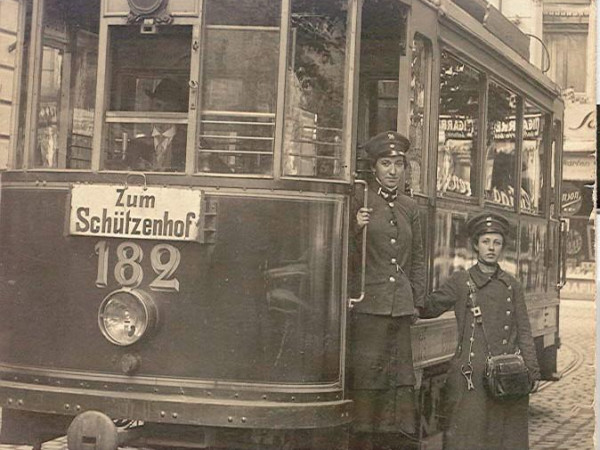 Von 1899 bis 1967 fuhr die „Elektrisch“. Die erste elektrische Straßenbahn in Koblenz fuhr vom heutigen Görresplatz bis zum Schützenhof.