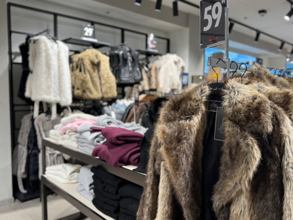 Warm und kuschlig gibt es auch bei „New Yorker“ im Forum Mittelrhein. Hier gibt es einen Trend, der uns auch 2025 erhalten bleibt: Die Kunstfelljacke.