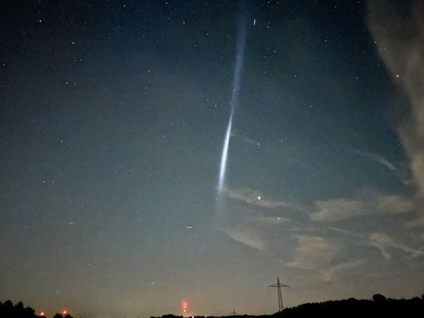 Was ist denn das? - Treibstofftropfen einer Rakete hinterlassen Lichtstreifen (Foto-Handout)