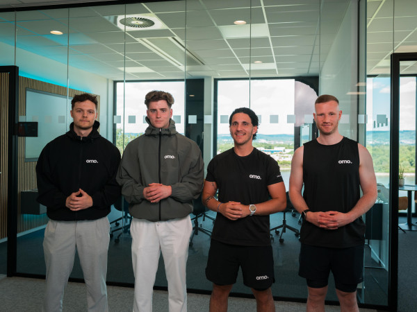 "We can be heroes x omo-sports". Von links nach rechts: Philipp Lunnebach (Mitgründer omo), Luca Heuchert (Gründer omo), David Koca (We can be heroes) und Fabio Dahlem (Koca´s Laufpartner und Mitinitiator der Spendenaktion)