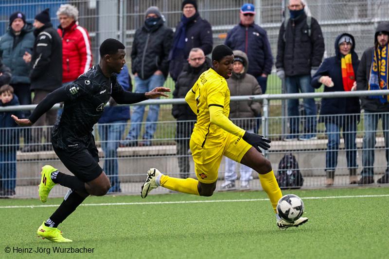 Wechselt nicht zur TuS Koblenz, Massaman Keita (links)