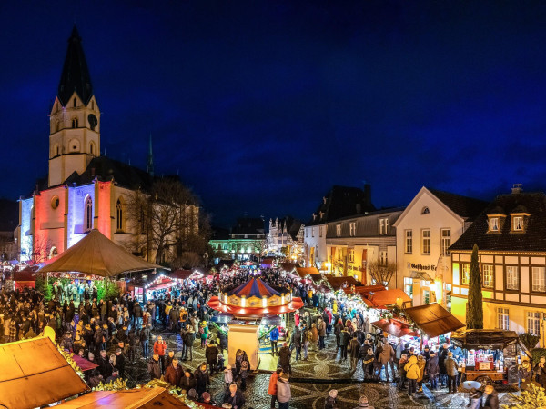 Weihnachtsdorf auf dem Marktplatz in Ahrweiler.