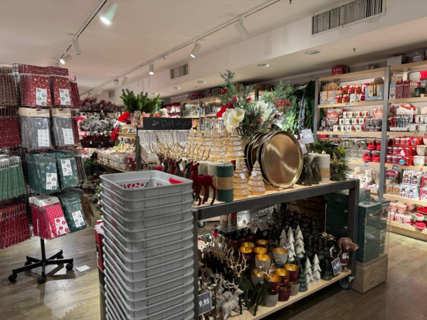 Wer auf der Suche nach Inspiration für Zuhause ist, findet in Koblenz eine große Auswahl an klassischen, modernen aber auch trendigen Weihnachtsaccessoires.