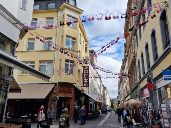 Wer in diesen Tagen durch die Koblenzer Altstadt spaziert, dem fallen sie sofort ins Auge: Pinke BHs hängen an vielen Stellen und schmücken ganze Straßenzüge.