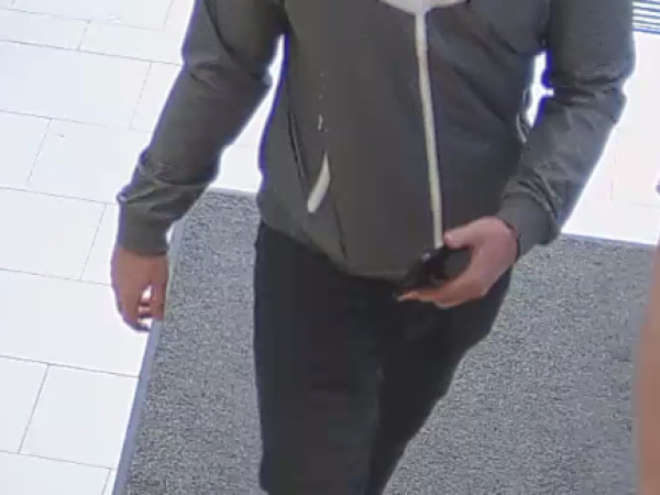 Wer kann Hinweise zur Identität des Täters geben? Bei sachdienlichen Hinweisen wird gebeten, diese unter der 0261-10353162 mitzuteilen.