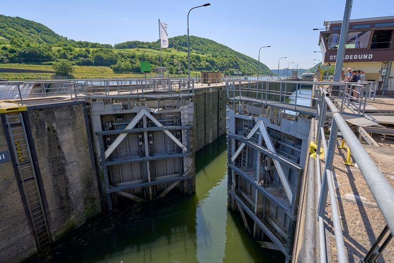 Wie lange sich die beschädigte Schleuse auf die Moselschifffahrt auswirken wird, war zunächst unklar. Wie lange sich die beschädigte Schleuse auf die Moselschifffahrt auswirken wird, war zunächst unklar.