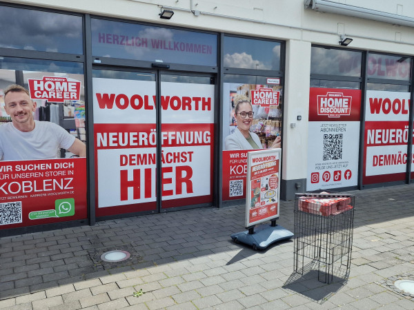Woolworth wirbt mit Angeboten zur Neueröffnung in der Andernacher Straße.