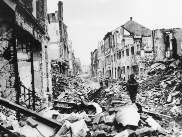 Zerstörungen in der Kastorpfaffenstraße, März 1945