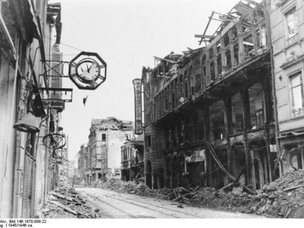 Zerstörungen in der Löhrstraße, rechts der Kaufhof, 1945