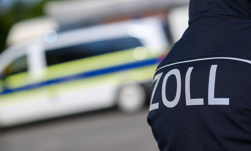 Zollbeamte finden 1,2 Tonnen Wasserpfeifentabak. (Symbolbild)