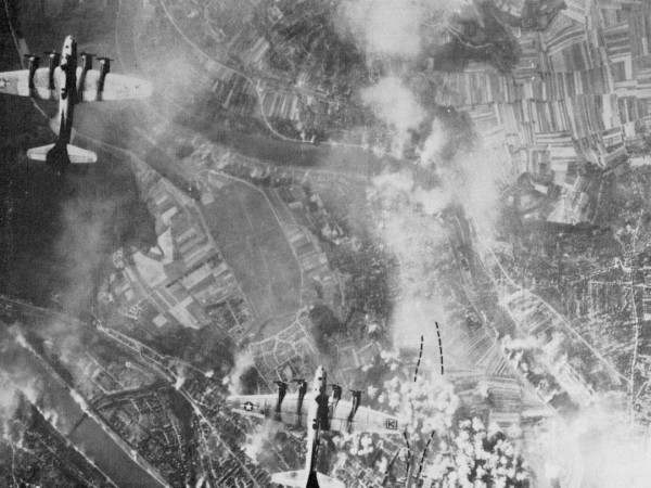 Zwei B-17 der USAAF während des Bombenangriffs vom 19. September 1944. Ziel war der Güterbahnhof Koblenz-Mosel (Goldgrube, Moselweiß), unten links die Rheininsel Oberwerth
