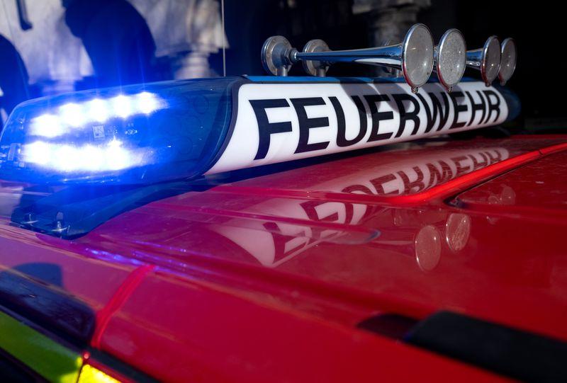 Zwei Feuerwehrleute wurden bei den Löscharbeiten leicht verletzt.