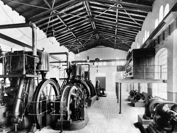 Zwölf Jahre nach Gründung nahm die damalige KEVAG 1898 ihr Elektrizitätswerk in der Koblenzer Schützenstraße in Betrieb. Drei Dampfmaschinen mit je 250 PS, Generatoren, Batterien, Kessel, Pumpen und der 45 Meter hohe Schornstein ermöglichten die Stromlieferung. Ab 1899 speiste „dat Werk“, wie es im Volksmund genannt wurde, Strom in das Straßenbahnnetz ein und lieferte an Groß- und Kleinabnehmer.